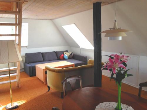 岑讷Struckshus的客厅配有沙发和桌子