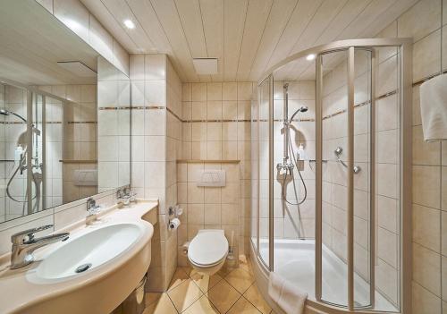 科布伦茨Hotel Morjan的带淋浴、盥洗盆和卫生间的浴室