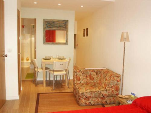 里斯本上城区卡萨斯酒店的客厅配有沙发和桌子