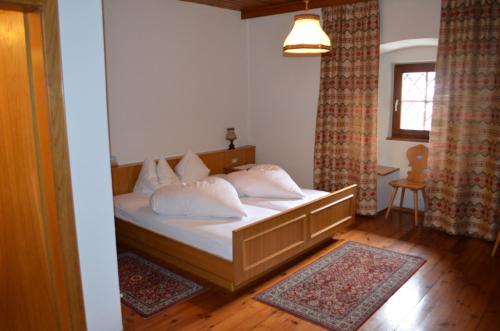 拉松迪索帕拉阿西兹高乐酒店的卧室配有带白色枕头的床和窗户。