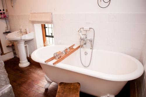 Leintwardine沃尔福德住宿加早餐旅馆的浴室配有白色浴缸及水槽