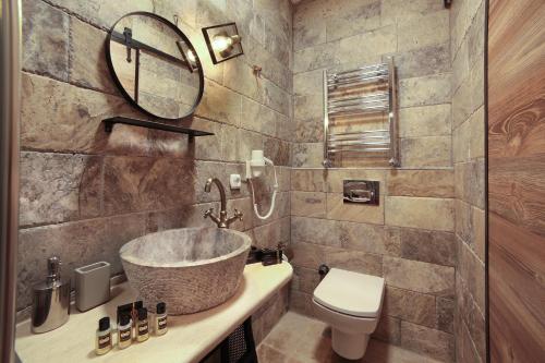 伊斯坦布尔Ardilas Residence的一间带水槽、卫生间和镜子的浴室