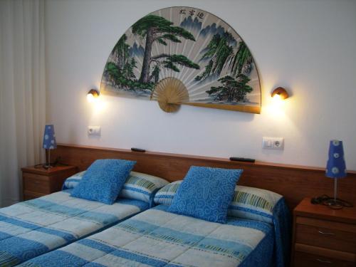 科布雷塞斯贝拉维斯塔旅馆的一间卧室设有两张床,墙上挂着一幅画
