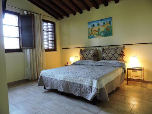 Ponte a TressaL'Aia di Argia的一间卧室设有一张床和两个窗户。