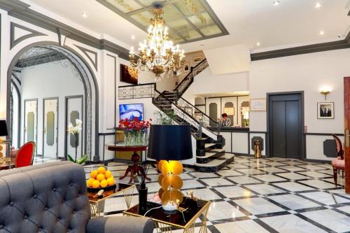 塞维利亚塞维利亚酒店的一间带吊灯和楼梯的客厅