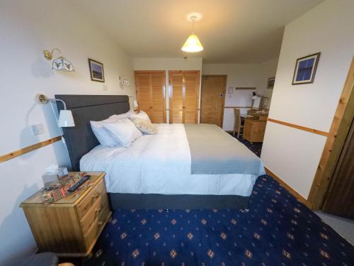 奥弗尔Orkneylodge的酒店客房设有一张大床和一张桌子。