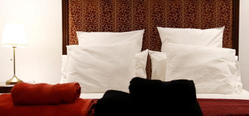 CamuñasCasa Besana的卧室配有床上的白色枕头
