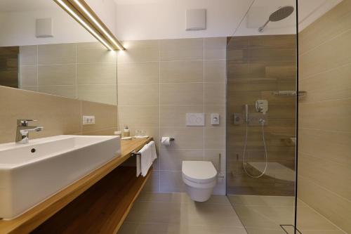 拉纳Garni Raffein的一间带水槽、卫生间和淋浴的浴室
