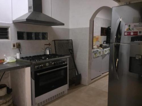 Colonia EstrellaCasa de descanso的厨房配有炉灶和冰箱。