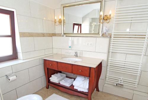 格尔斯托芬托斯卡纳别墅酒店的一间带水槽和镜子的浴室