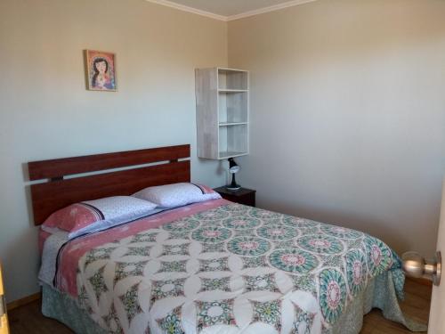 拉塞雷纳Hostal Maria Casa的一间卧室配有床,床上装有被子
