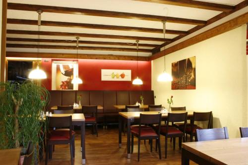 巴特博克莱特萨雷塔尔旅馆的用餐室配有桌椅和灯光