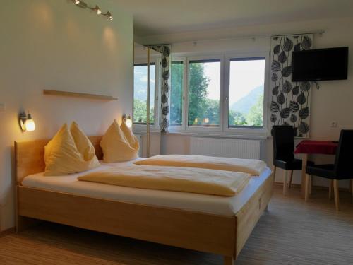 奥西阿赫Pension Strauß的一间卧室设有一张床和一个大窗户