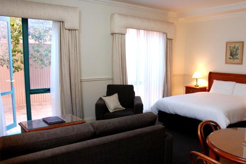 阿德莱德莫杰斯蒂克泰特街公寓酒店的酒店客房,配有床和沙发