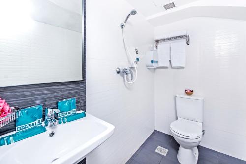 新加坡Hotel 81 Selegie的白色的浴室设有卫生间和水槽。