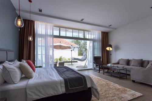 西哈努克白色精品酒店和公寓的一间带大床的卧室和一间客厅