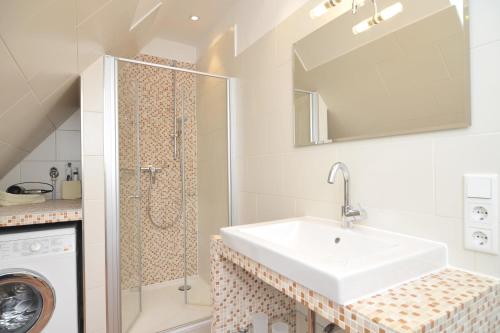 文尼斯塔特Nordseesonne I的一间带水槽和洗衣机的浴室
