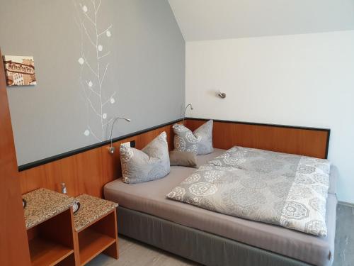 巴特利本韦达Hotel Sonnenschein的一间卧室配有一张带木制床头板的床