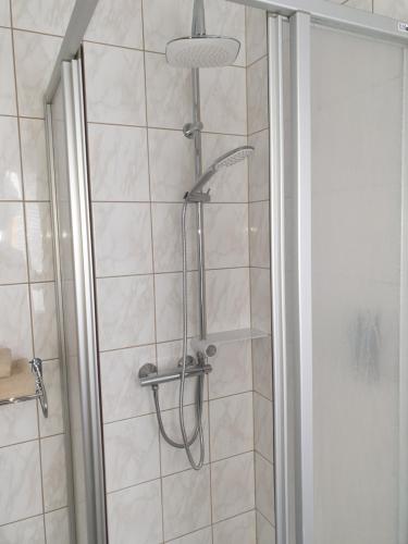 巴特利本韦达Hotel Sonnenschein的浴室内配有淋浴和头顶淋浴