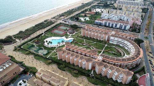 伊斯兰蒂拉埃莫瑞卡斯艾棱德尔酒店的海滩旁的度假胜地的空中景致