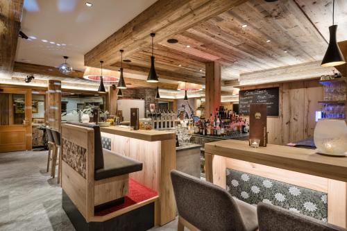 扎奥岑湖早赛火福酒店的餐厅内拥有木墙的酒吧