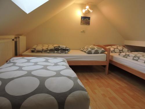 戈雷尼斯卡地区采尔克列古班尼克公寓的带2张床的阁楼客房