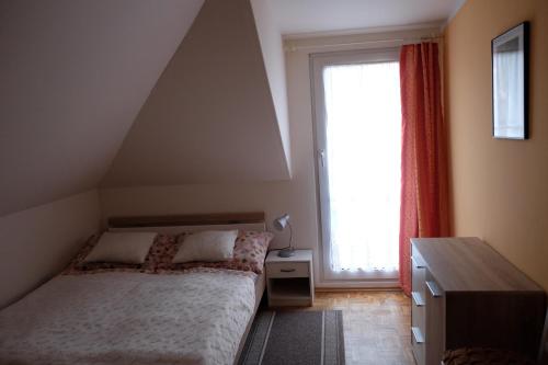 斯塔勒斯普拉维Apartmán Marta的一间卧室设有一张床和一个大窗户