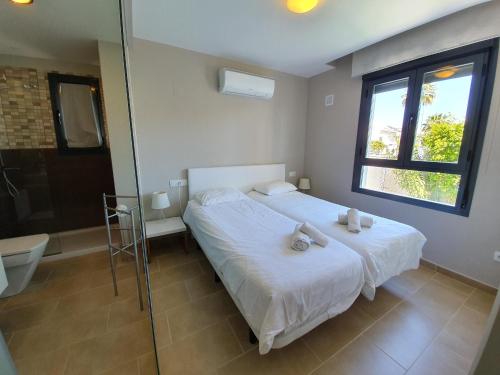 比利亚马丁Eva's Place Villamartin VM052的一间卧室设有一张床和一个玻璃淋浴间