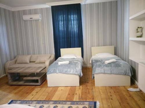 西格纳吉阿布拉米其旅馆的一间带两张床和一张沙发的客厅