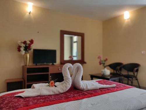 科鲁鲁Paradise Wild Hills Kodachadri的床上用毛巾制成的两天鹅