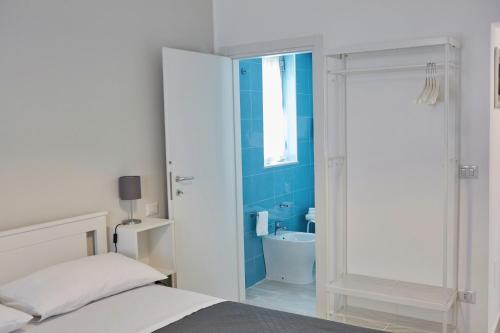巴列塔SoleeMare Barletta的一间卧室配有一张床,浴室设有淋浴。