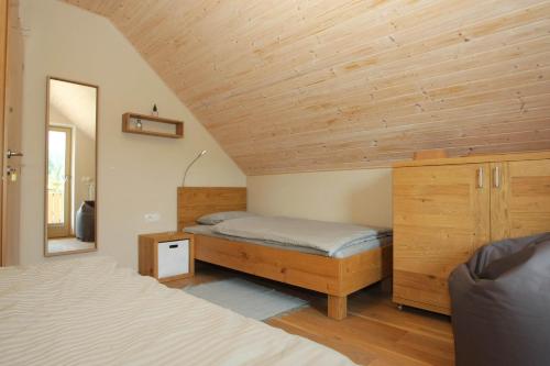 博希尼Apartma - Počitniška hiša Lodi的一间卧室设有两张床和木制天花板