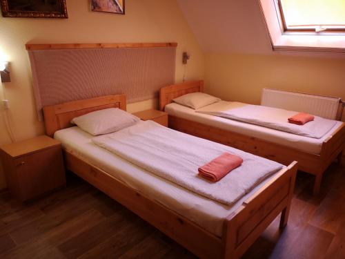 杰尔阿马里思酒店的小型客房 - 带2张床和窗户