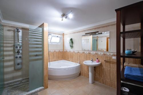 宏达海滩ITY House的带浴缸、卫生间和盥洗盆的浴室