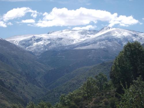 塞拉内华达锡耶拉内华达迎宾公寓的山谷里白雪覆盖的山,