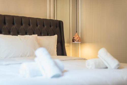 雅典Syntagma Luxury Living One “LL1” Apartments的一间卧室配有一张白色大床和黑色床头板