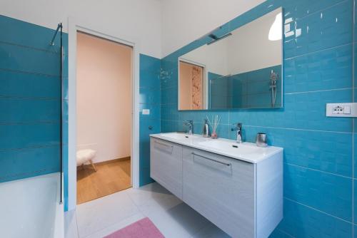 佛罗伦萨B&B La Marmora 39的蓝色的浴室设有水槽和镜子