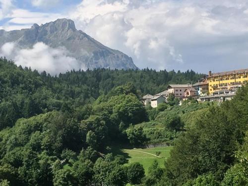 拉瓦罗内Appartamento Dalma Foresta的山丘上的房子,背景是山