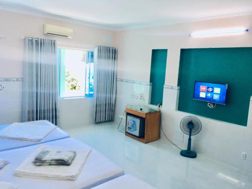 头顿Thanh Sơn Motel的客房设有两张床和一台墙上的电视。