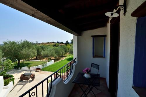 奥列纳Agriturismo Guthiddai的房屋的阳台享有风景。