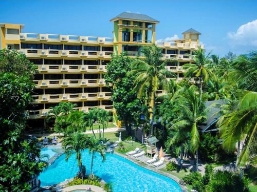 长滩岛Paradise Garden Hotel and Convention Boracay Powered by ASTON的享有度假村的空中景致,设有游泳池和棕榈树