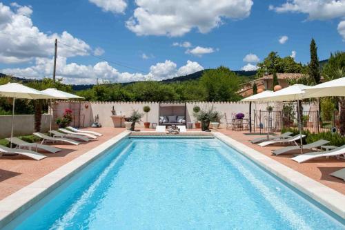 穆斯捷-圣玛丽菲尔莫玫瑰迷人酒店的一个带躺椅和遮阳伞的游泳池