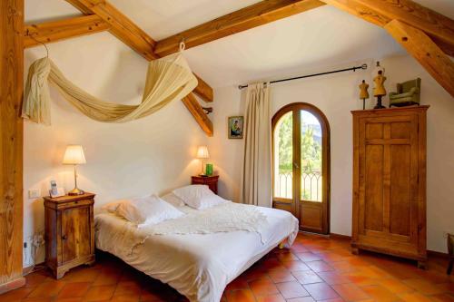 穆斯捷-圣玛丽菲尔莫玫瑰迷人酒店的卧室配有白色的床和窗户。