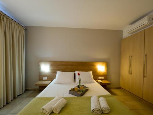 卡法斯奥尔迈拉酒店的一间卧室配有一张床,上面有两条毛巾