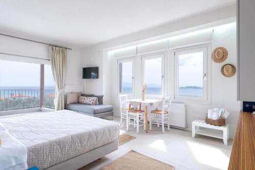 欧拉努波利斯Villa Almira Luxury Apartments的卧室配有一张床和一张桌子及椅子