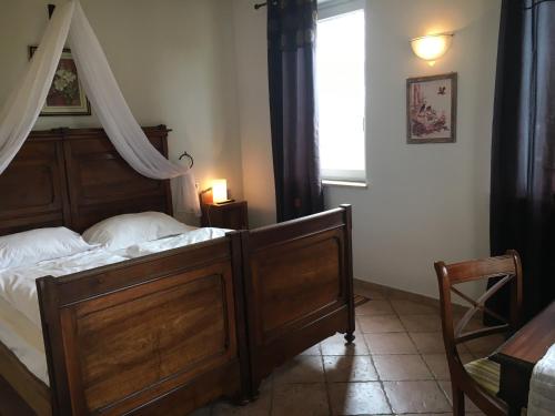 Montafia卡希纳维格诺尔农家乐的一间卧室设有一张木床和一个窗户。