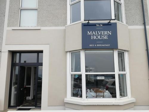 波特拉什Malvern House的建筑前有标志的商店