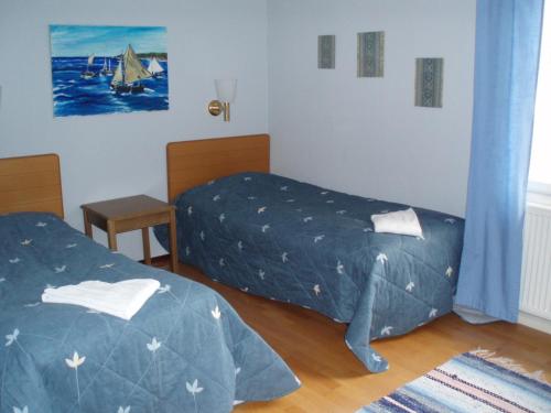 埃克勒Havsbandet Pensionat的酒店客房设有两张床和窗户。