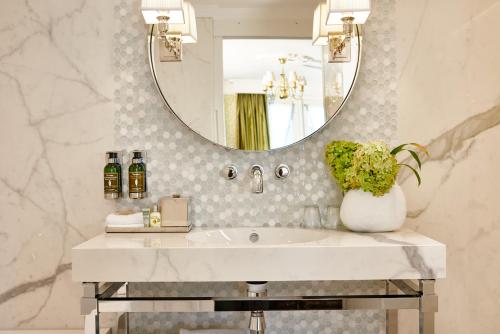 阿姆斯特丹艾斯特雷酒店的一间带水槽和镜子的浴室