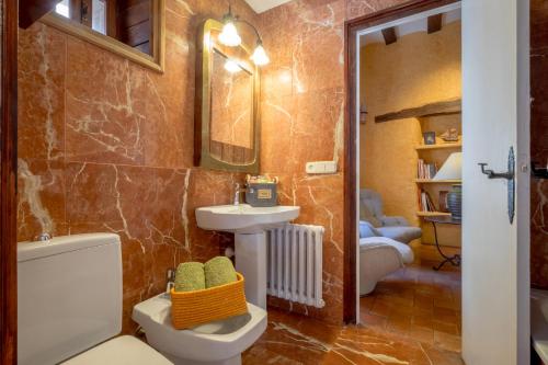 帕拉弗鲁赫尔Can Felip Apartments的一间带卫生间、水槽和镜子的浴室